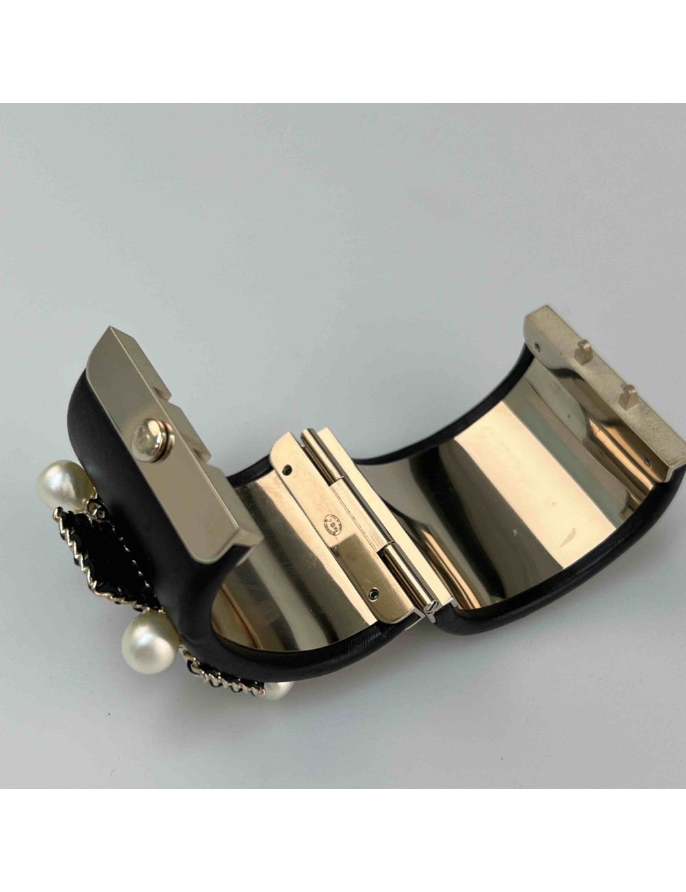 Manchette CHANEL cuir noir 