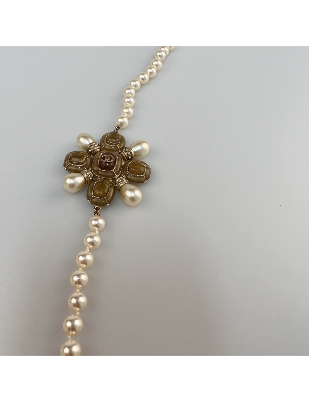 Sautoir CHANEL perles nacrées