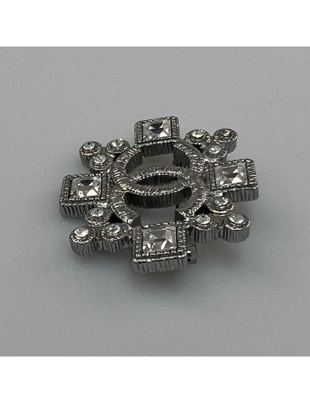 Broche CHANEL sertie de cristal 