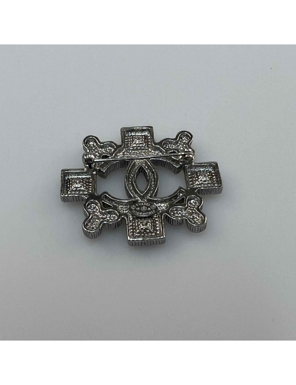 CHANEL CC Brooch in Silver Plate Metal and Crystal Occasion Certified