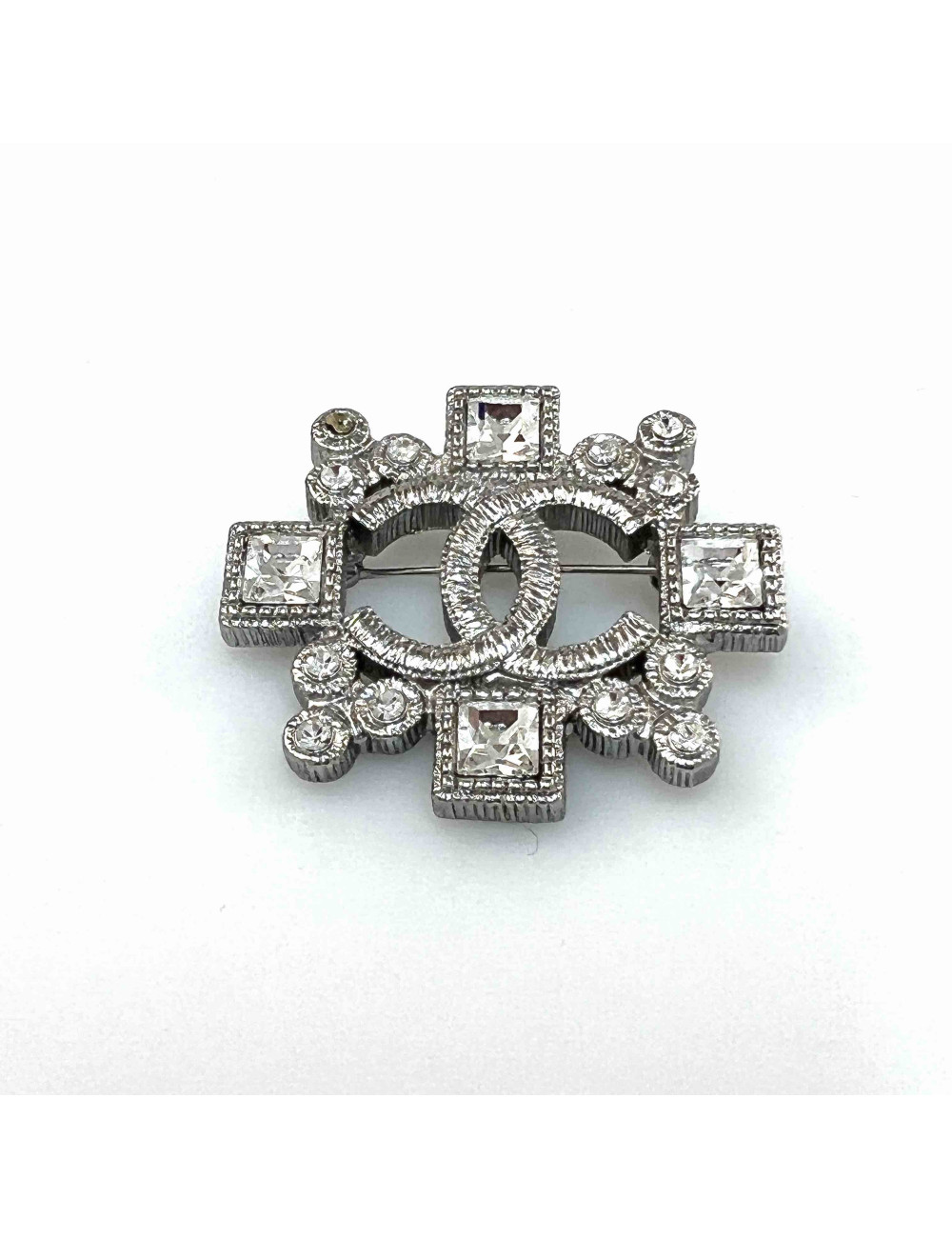 Broche CHANEL sertie de cristal 