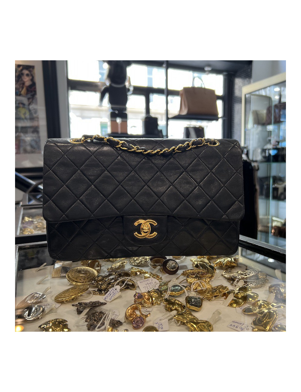 Timeless CHANEL noir vintage matelassé