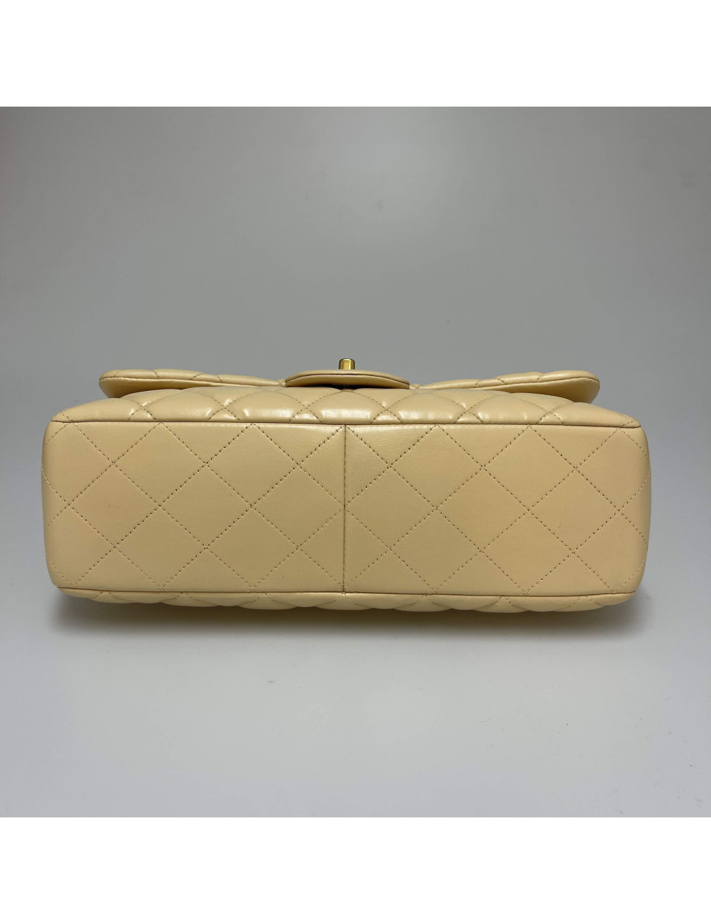 Jumbo CHANEL cuir d'agneau beige