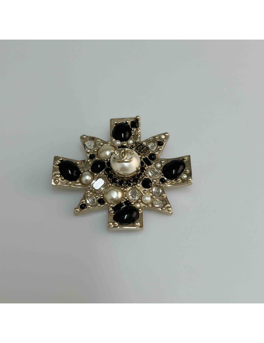 CHANEL Brooch in Gilt Metal - Occasion Certified Authentic