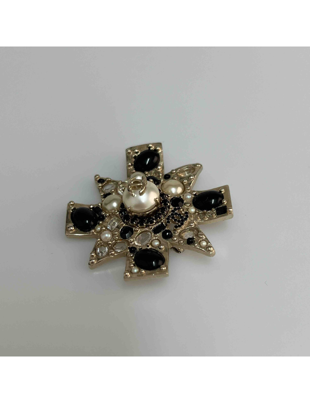 CHANEL Brooch in Gilt Metal - Occasion Certified Authentic