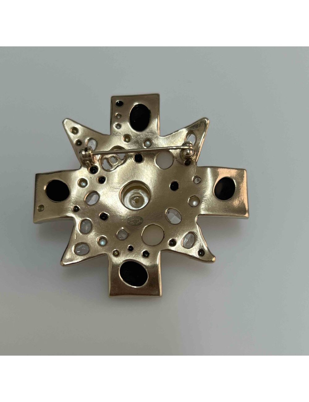 CHANEL Brooch in Gilt Metal - Occasion Certified Authentic