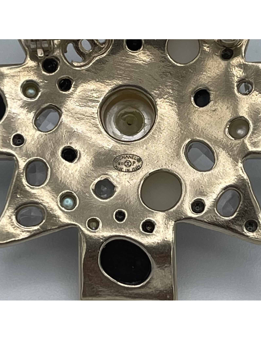 Broche CHANEL or et perles