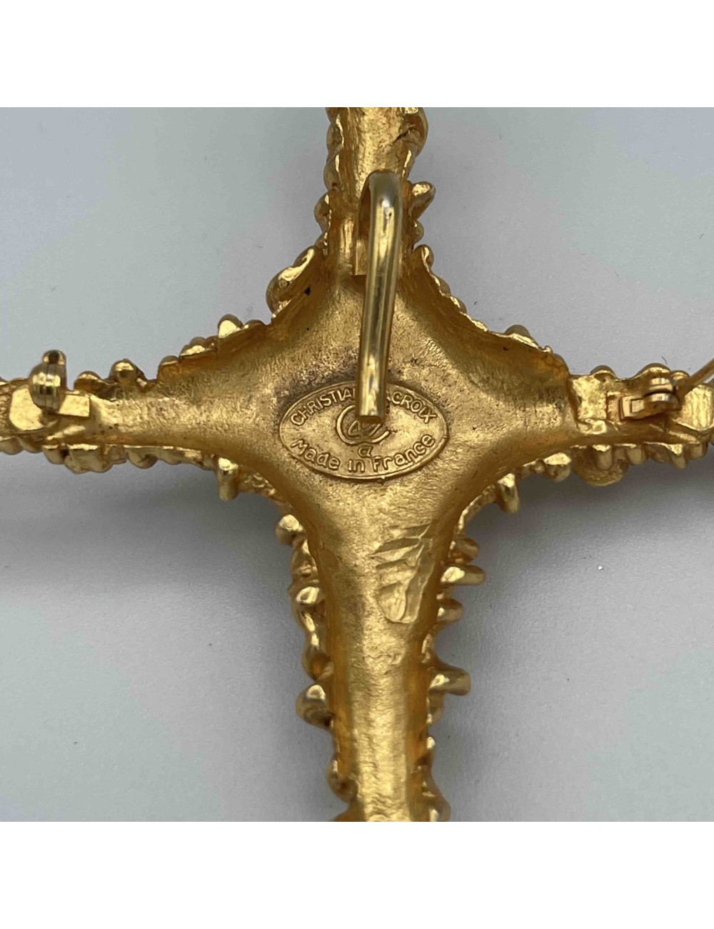 Broche vintage CHRISTIAN LACROIX dorée strass et perle