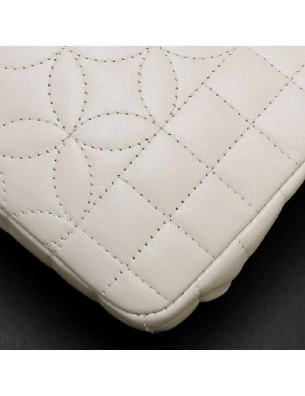 A RETEINDRE Timeless CHANEL blanc