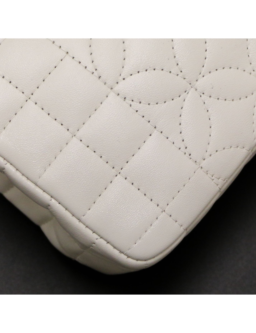 A RETEINDRE Timeless CHANEL blanc