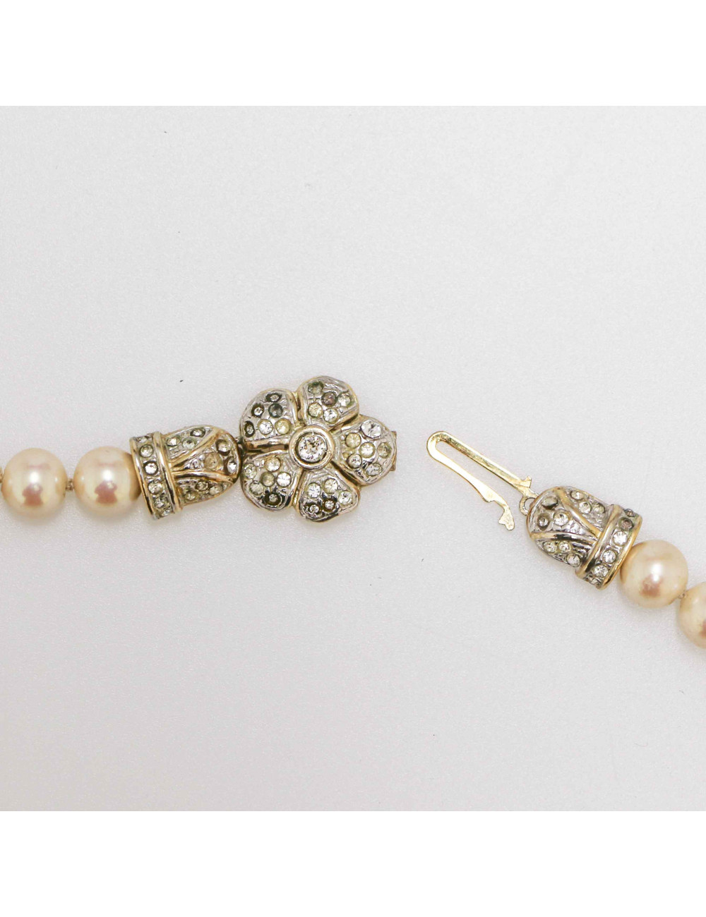 Collier camélia strass perles nacrées