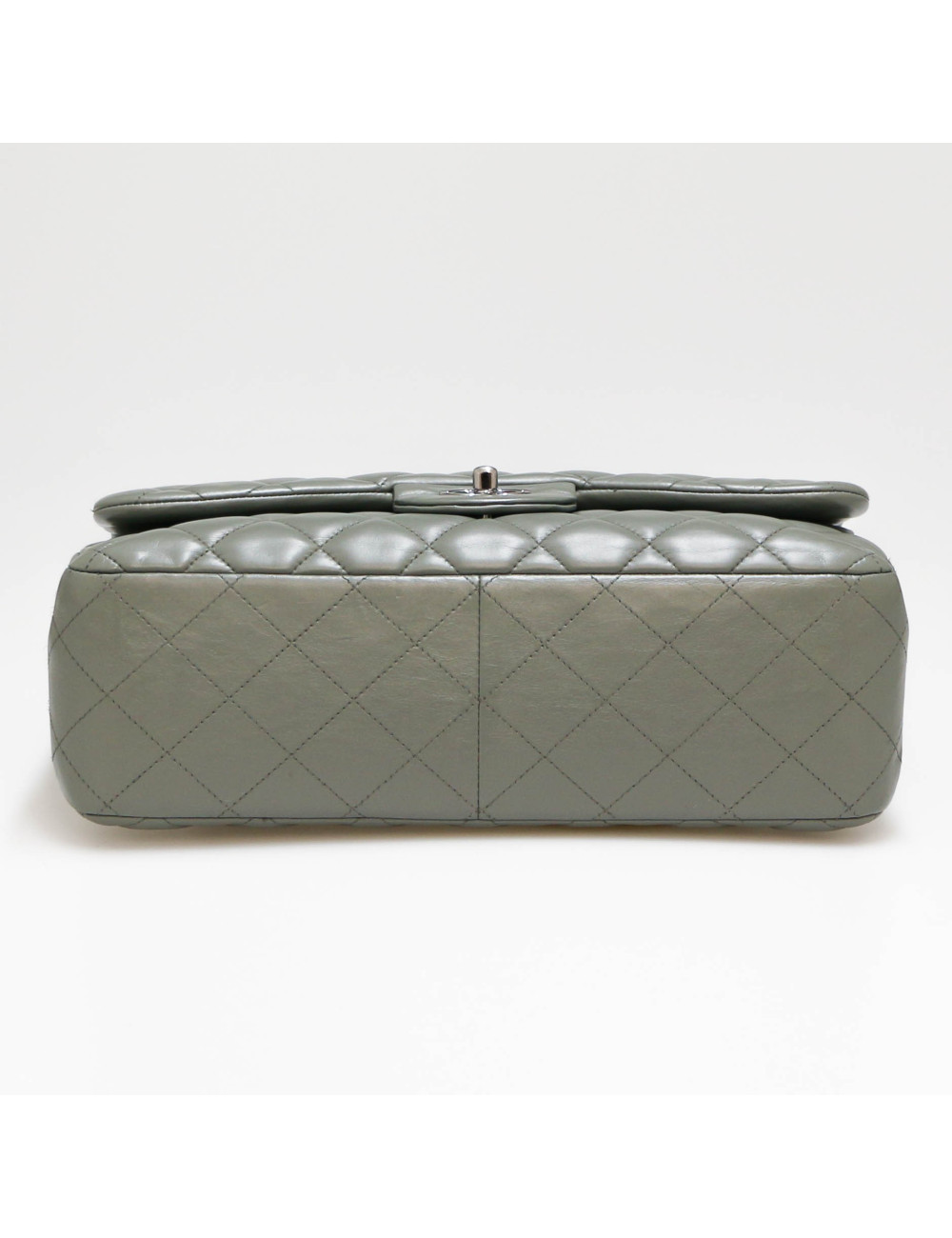 Jumbo CHANEL cuir lisse matelassé gris