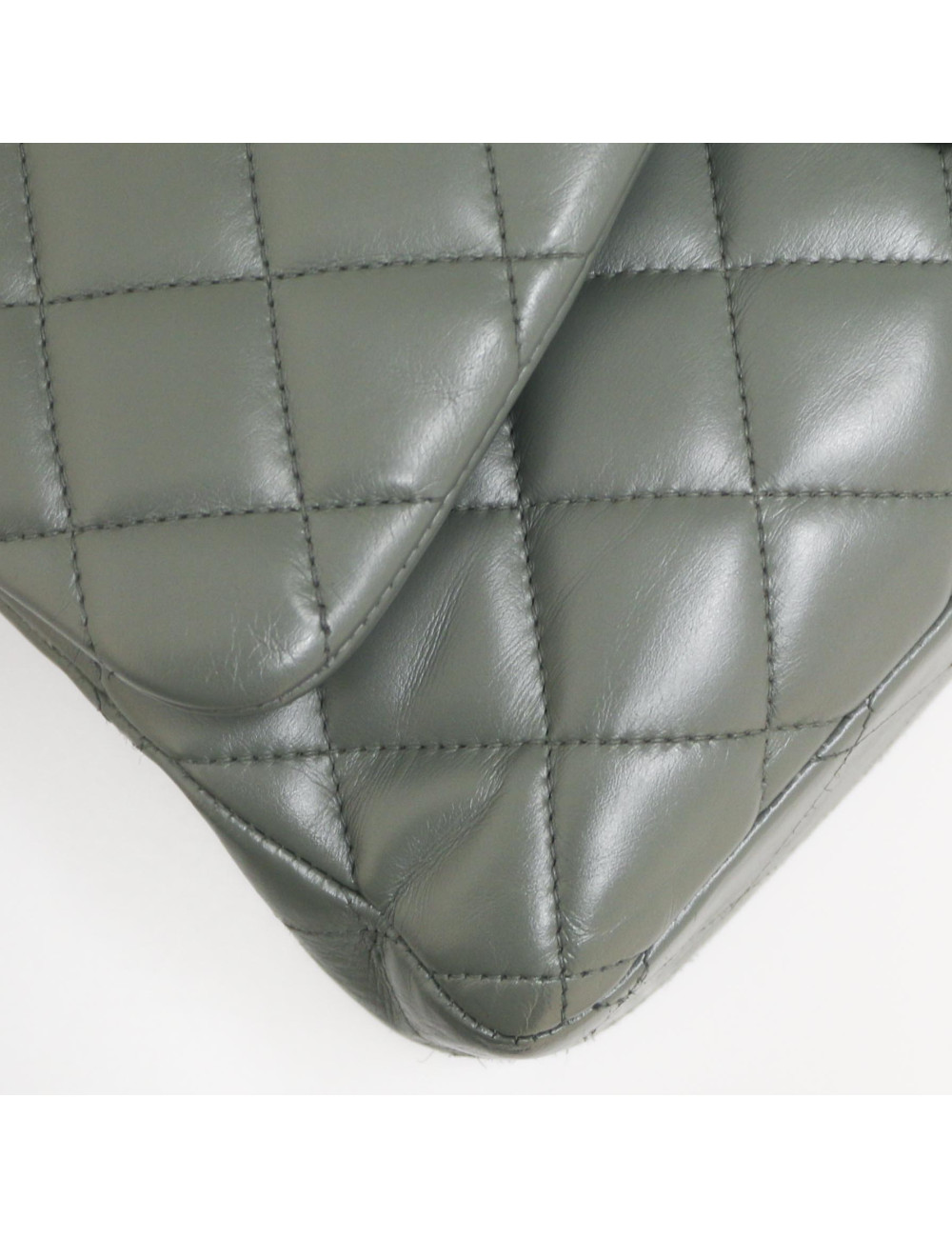 Jumbo CHANEL cuir lisse matelassé gris