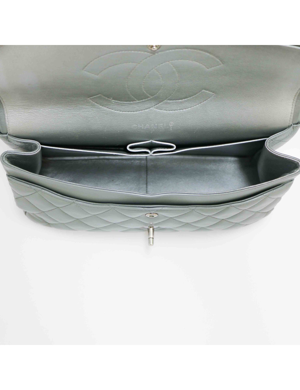 Jumbo CHANEL cuir lisse matelassé gris