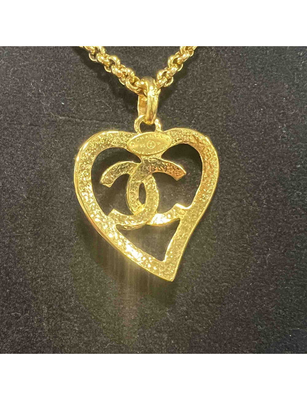 Collier CHANEL coeur CC doré