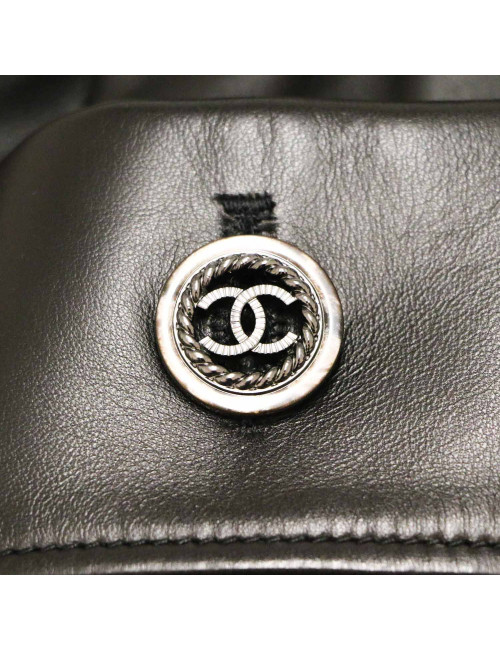 Trench T 42 CHANEL cuir verni et cuir noir