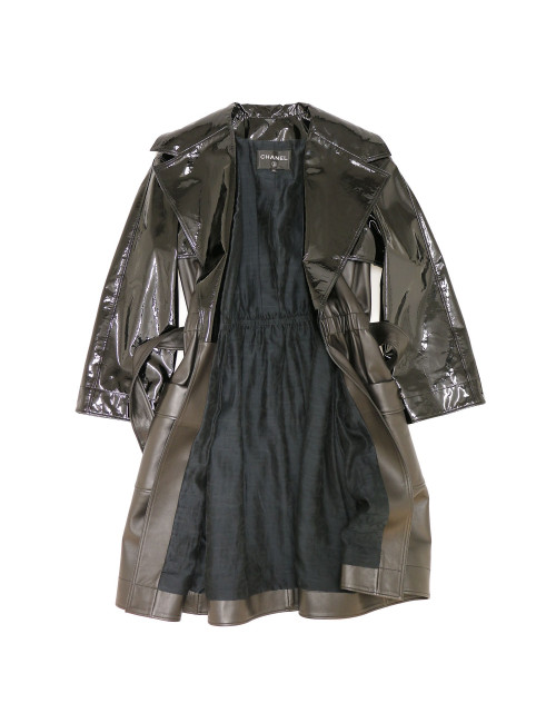 Trench T 42 CHANEL cuir verni et cuir noir