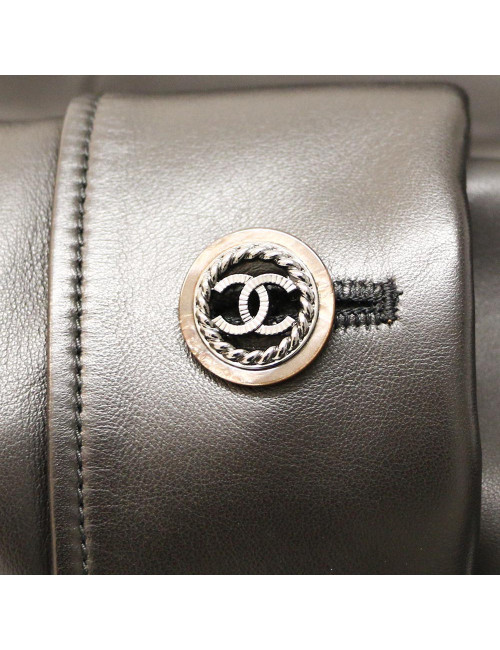 Trench T 42 CHANEL cuir verni et cuir noir