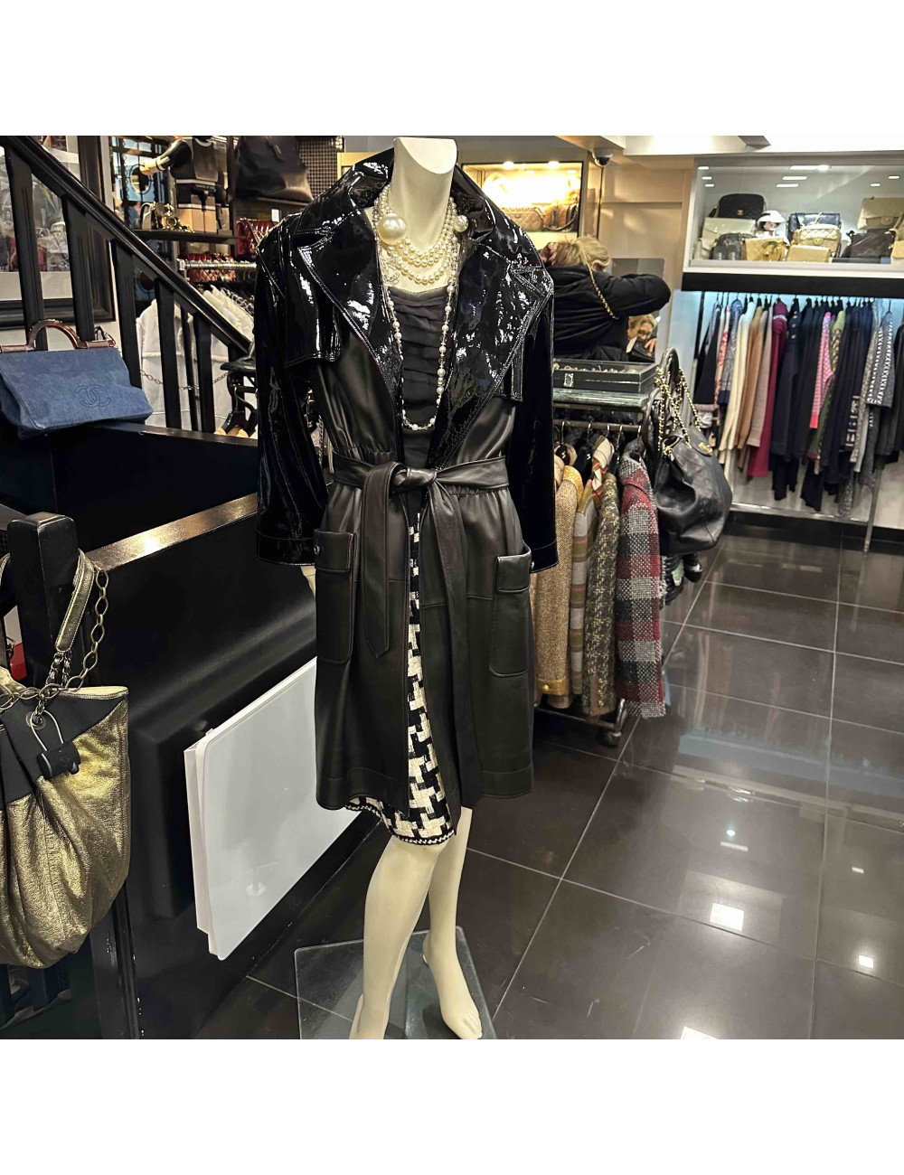 Trench T 42 CHANEL cuir verni et cuir noir