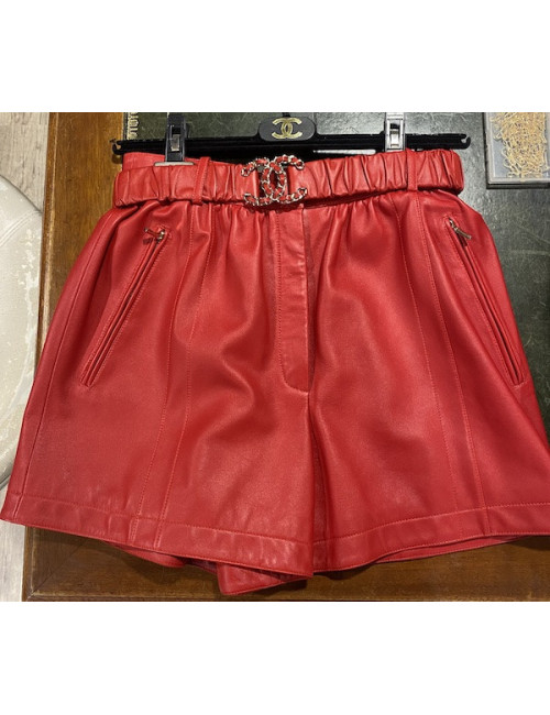 Short T38 CHANEL cuir rouge ceinture broche 