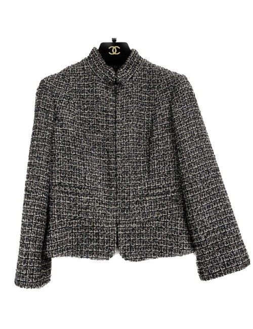 Veste T34 CHANEL en tweed noir et blanc avec fil doré. Fermeture avec zip et deux poches passepoilées sur le devant