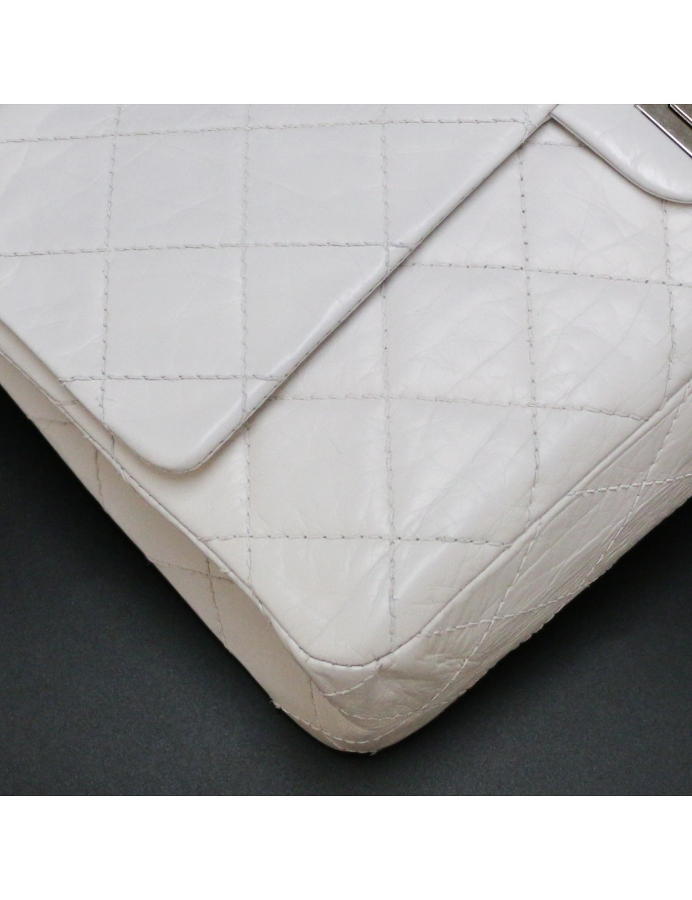 Jumbo CHANEL cuir froissé blanc