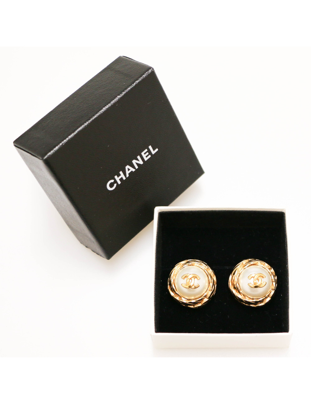 Clips CHANEL ronds perles nacrées A1996