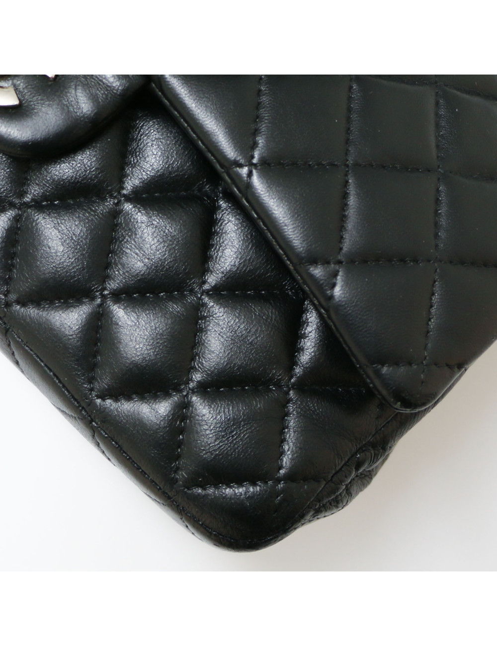 Timeless CHANEL matelassé noir