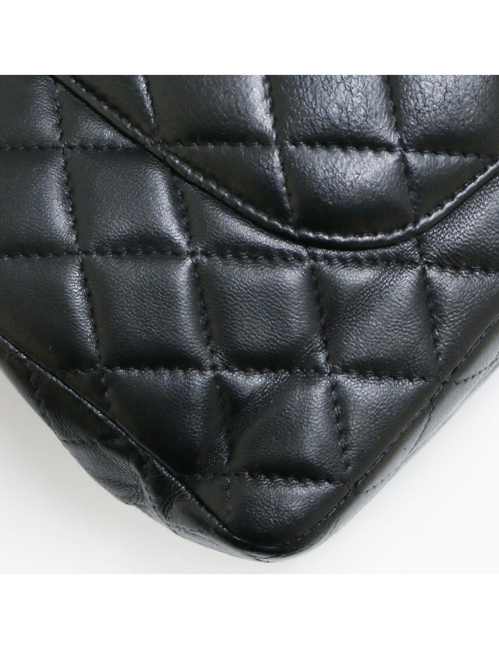 Timeless CHANEL matelassé noir