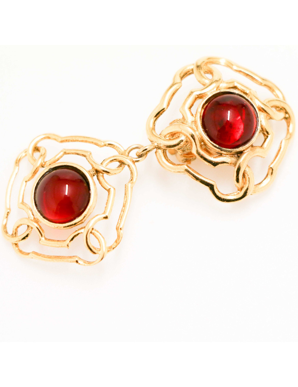 Clips CHANEL dorés et pâte de verre rubis