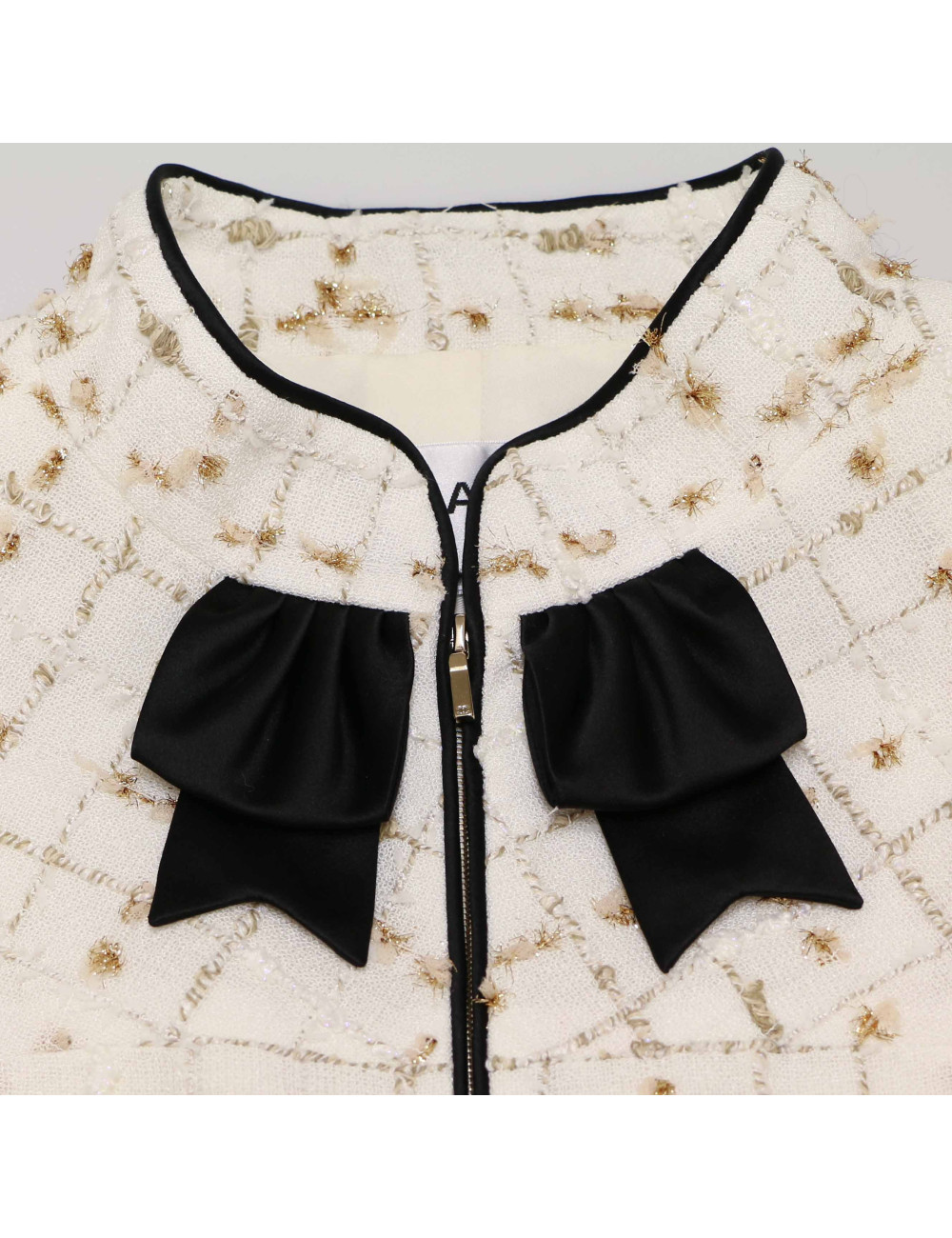 Veste CHANEL blanc et doré gansé de noir