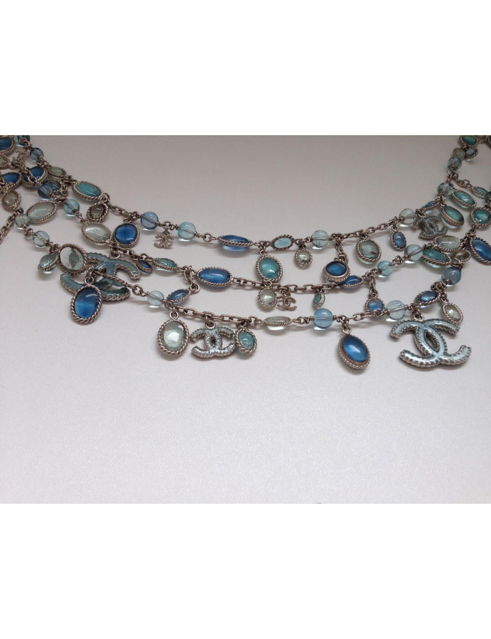 Ceinture sautoir CHANEL en pâte de verre bleu dégradé