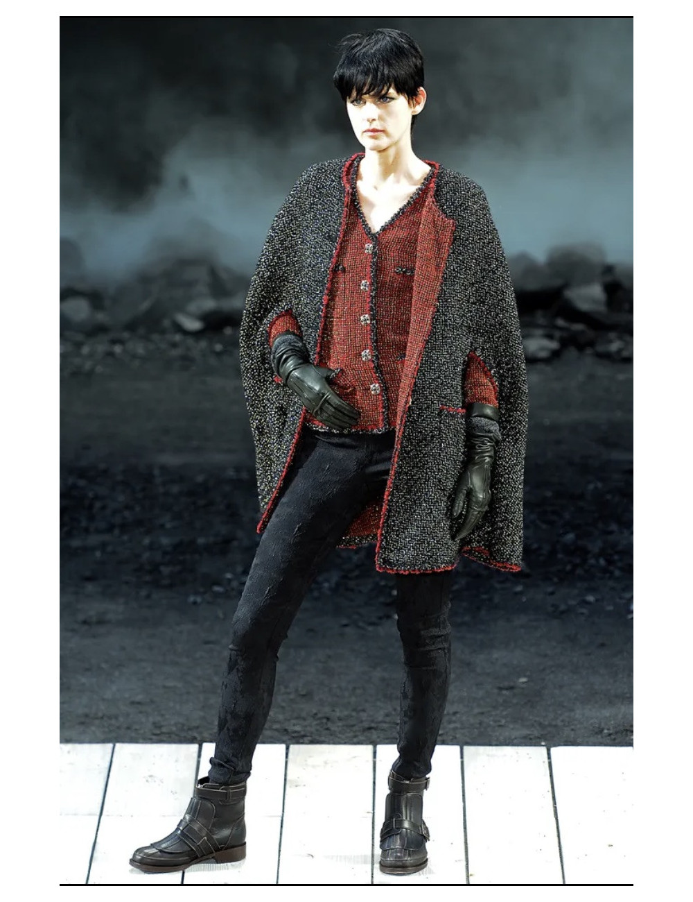 Veste CHANEL t 40 tweed noir et or gansé de rouge