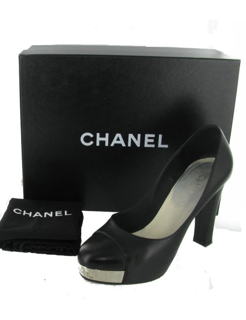 Offset CHANEL pumps