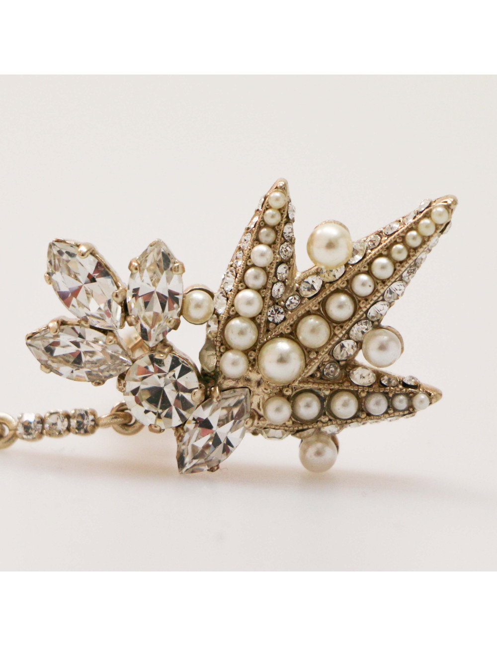 Solitaire dangling pearl clip-on earring