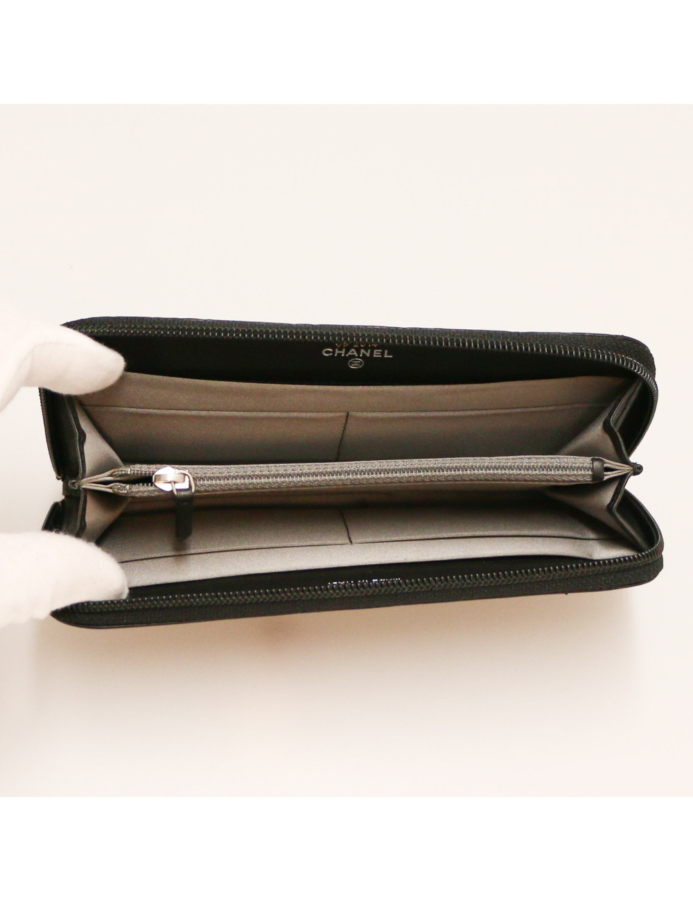 Portefeuille CHANEL cuir embossé noir