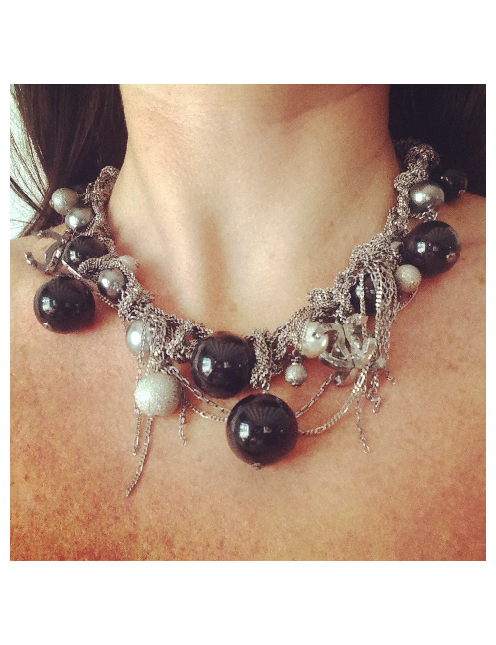 Collier CHANEL chaine ruthénium, perles et CC