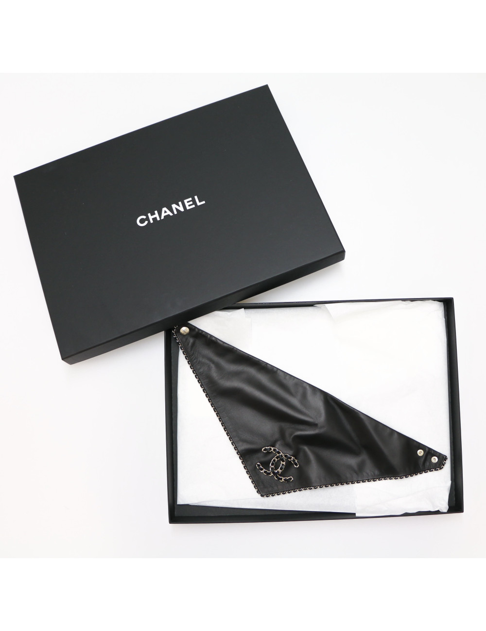 Bandana CHANEL cuir noir broche amovible