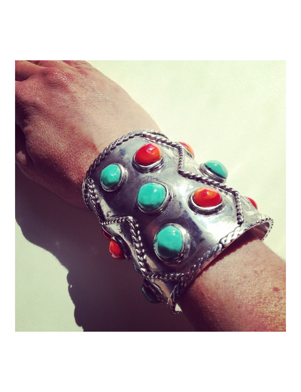 Manchette corail et turquoise MARGUERITE DE VALOIS cabochons pâte de verre et métal argenté