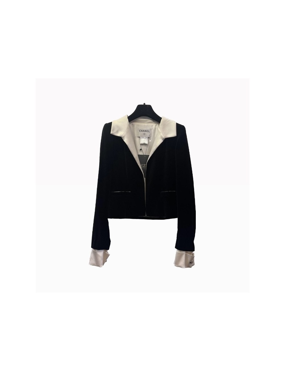 Veste courteT 36 CHANEL en velours de soie noir