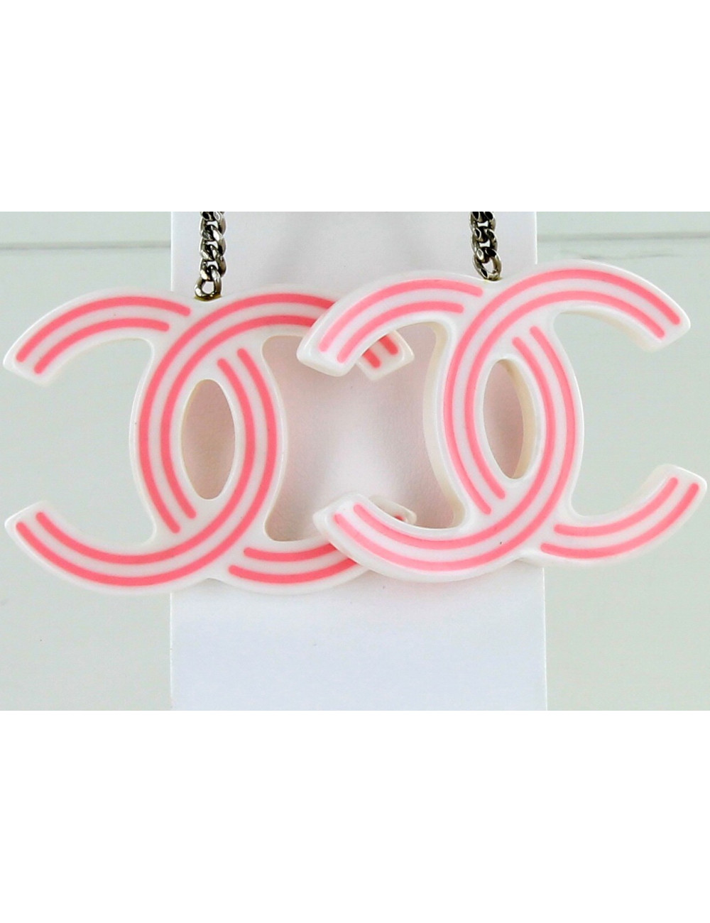 clous d'oreille CHANEL pendantes roses