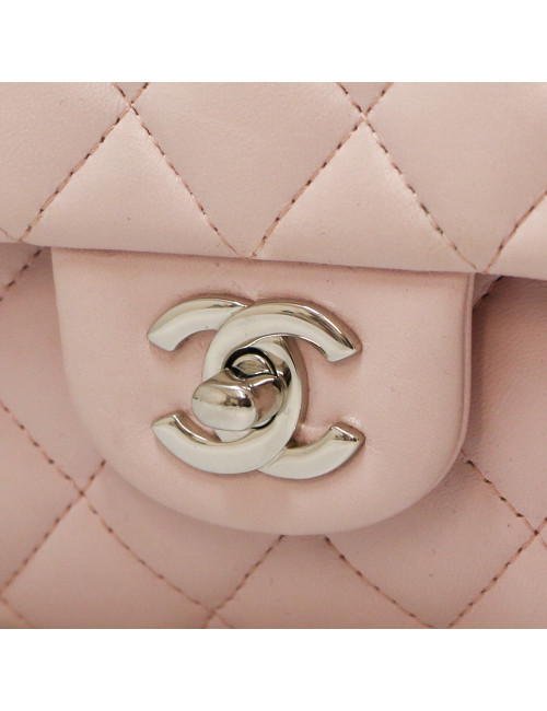 Timeless CHANEL cuir d'agneau rose pâle