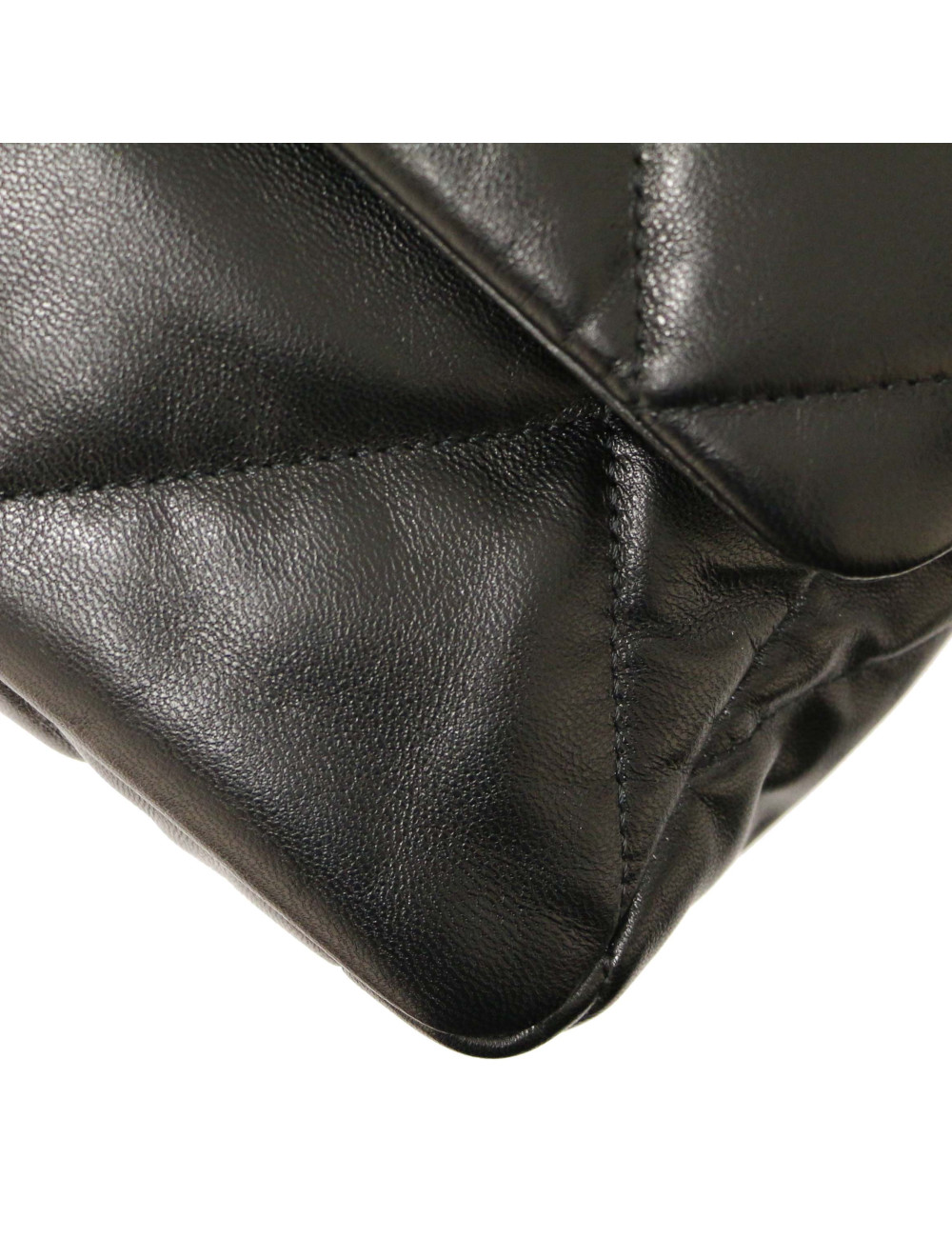 Le 19 CHANEL cuir noir 