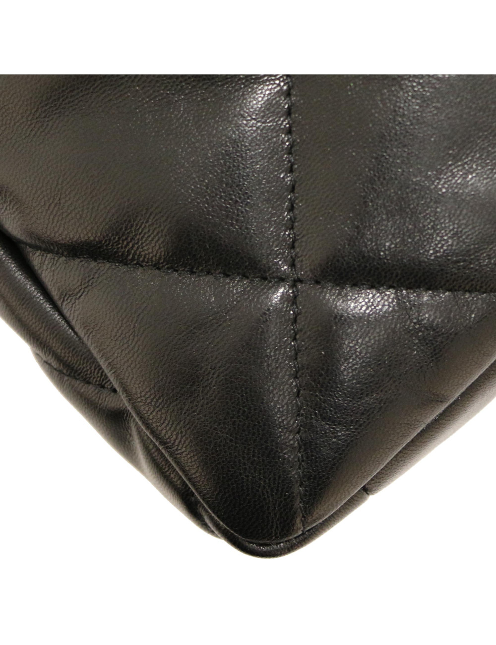 Le 19 CHANEL cuir noir 
