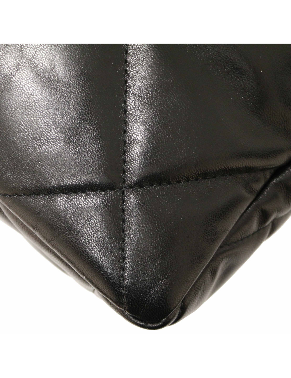 Le 19 CHANEL cuir noir 