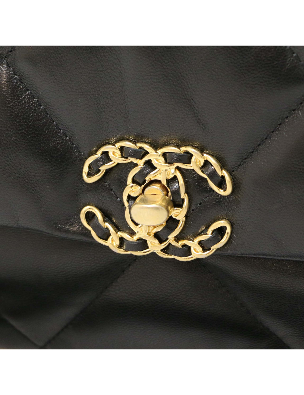 Le 19 CHANEL cuir noir 