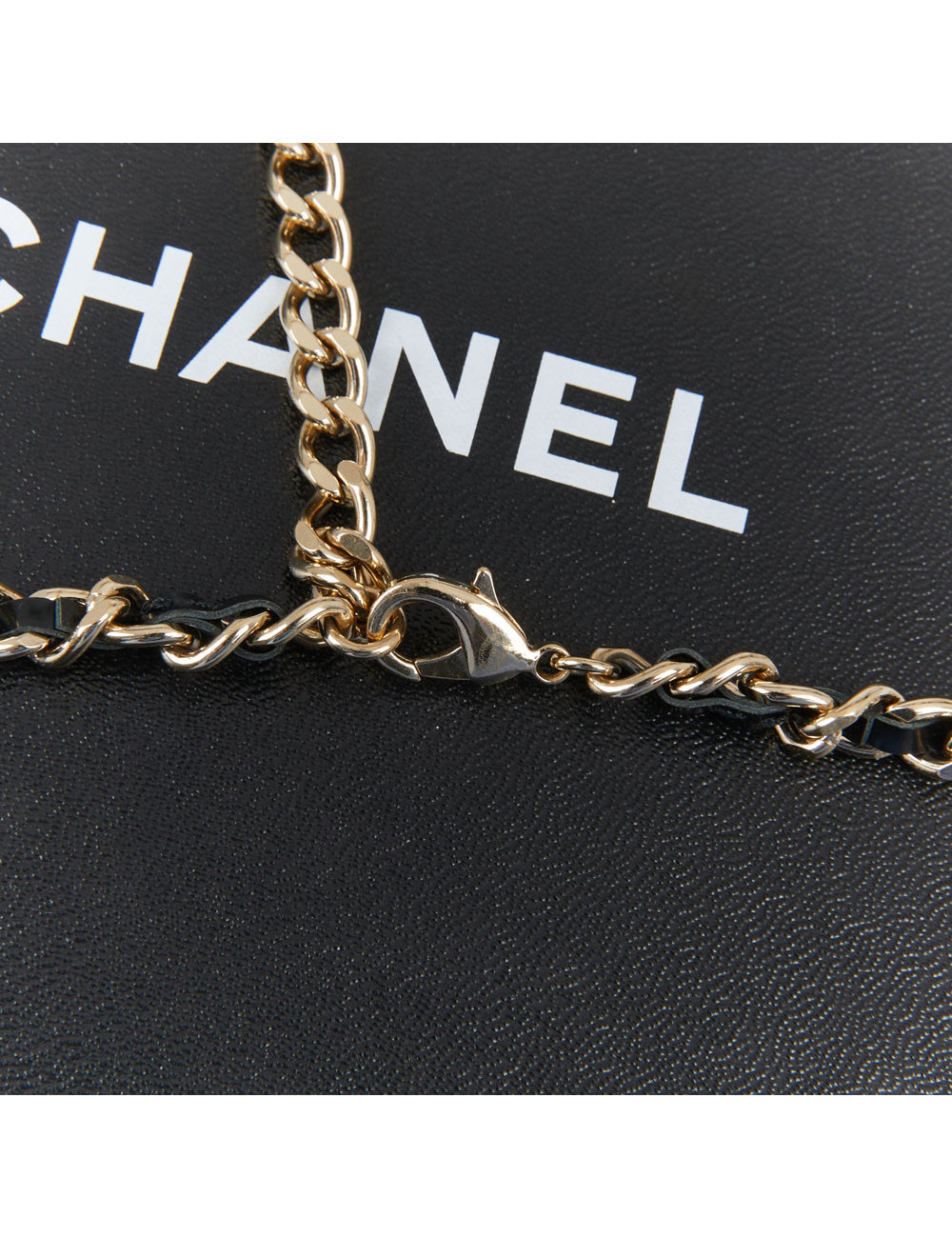 Ceinture CHANEL chaine entrelacée de cuir et charms