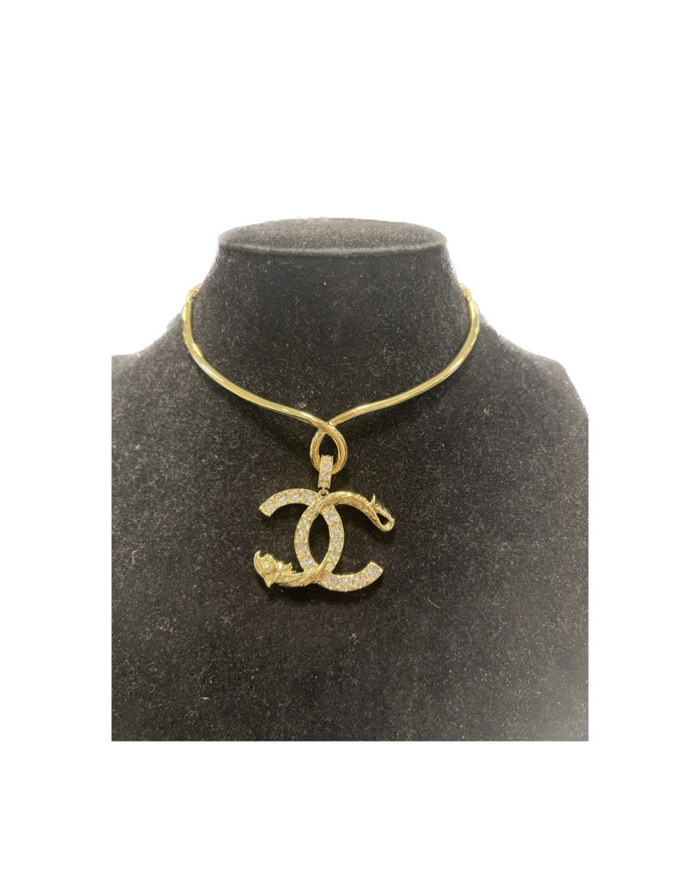 Ras de cou CHANEL rigide doré pendentif CC