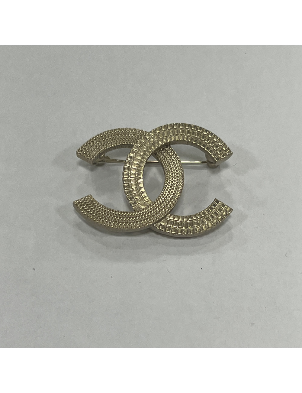 Broche CHANEL striée dorée