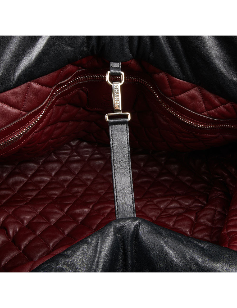 CHANEL Cocoon bag in reversible black and burgundy leather